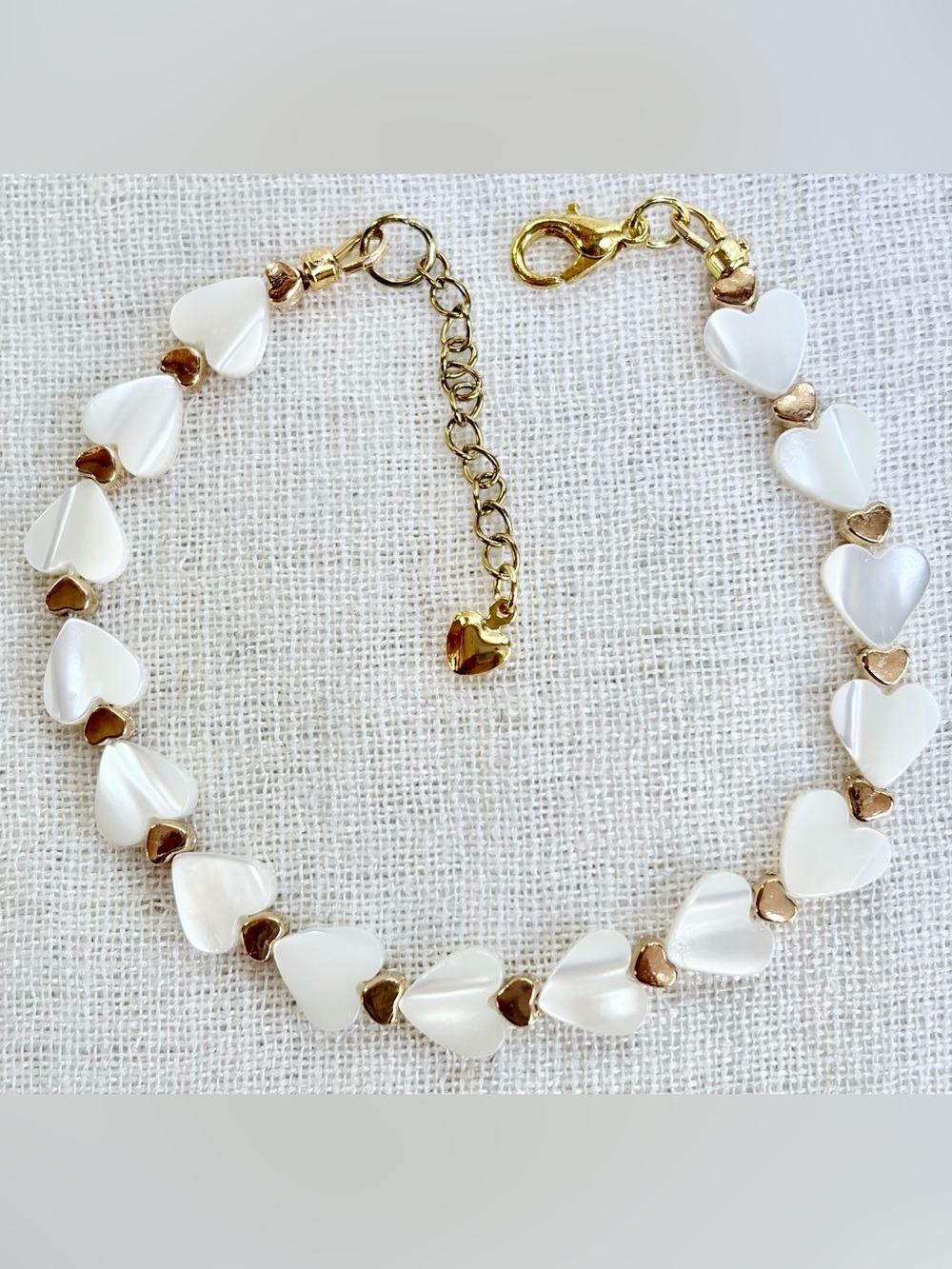 Elegant Mother-of-pearl Heart Bracelet, gold-tone heart accents.Wedding,party.